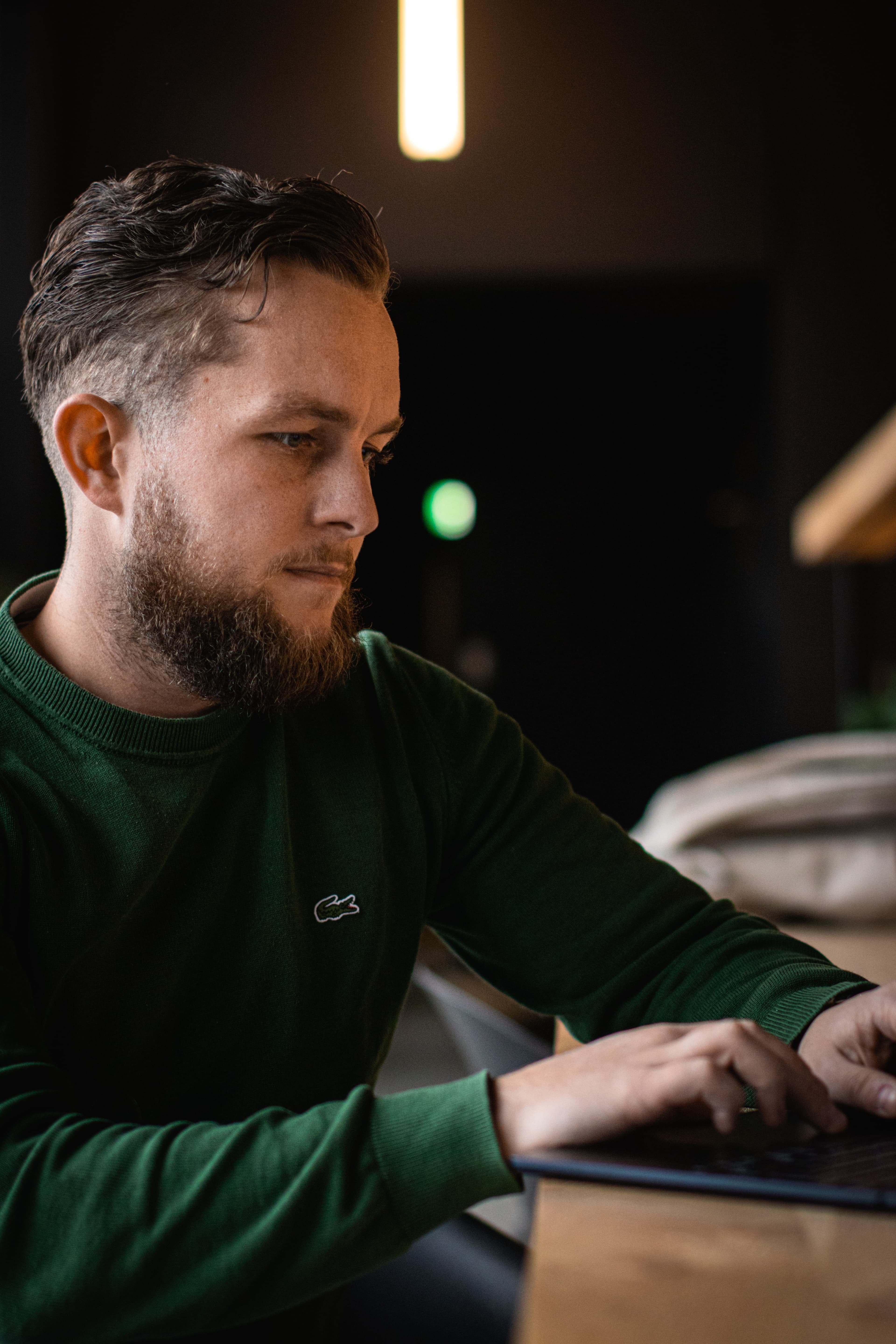 Ethisch hacker van Tozetta voert een code review uit
