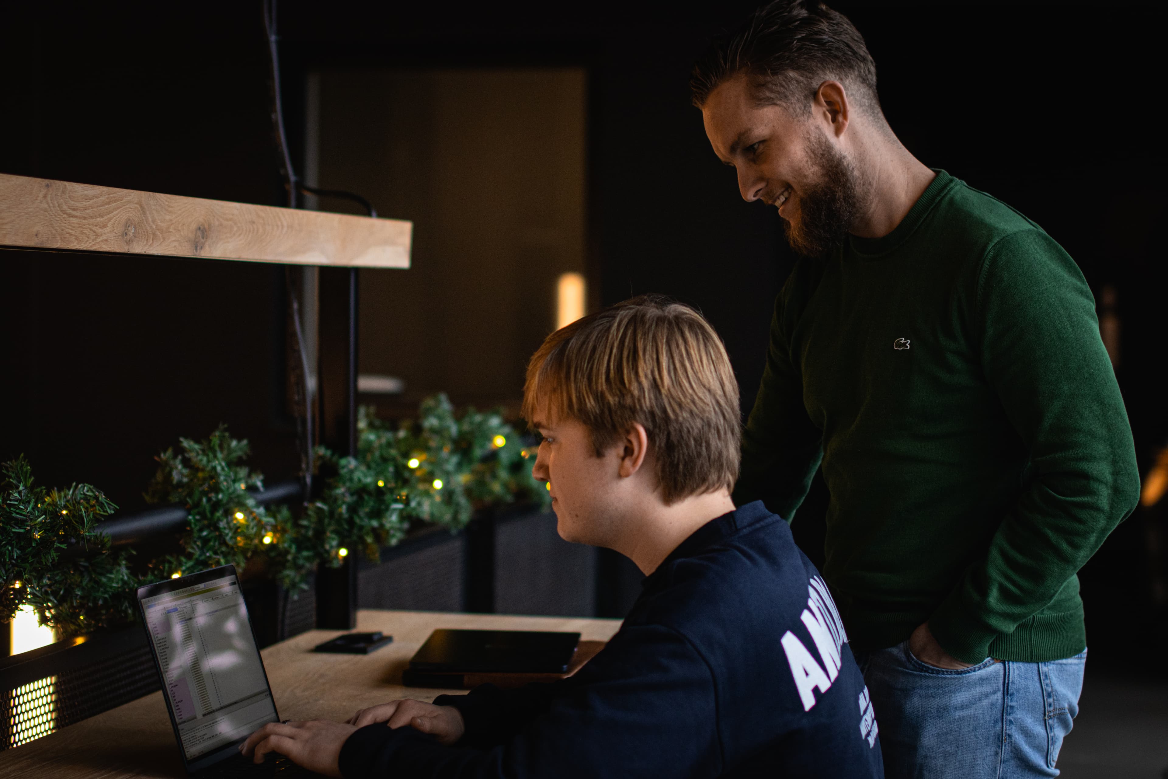 Het team van Tozetta aan het werk op kantoor
