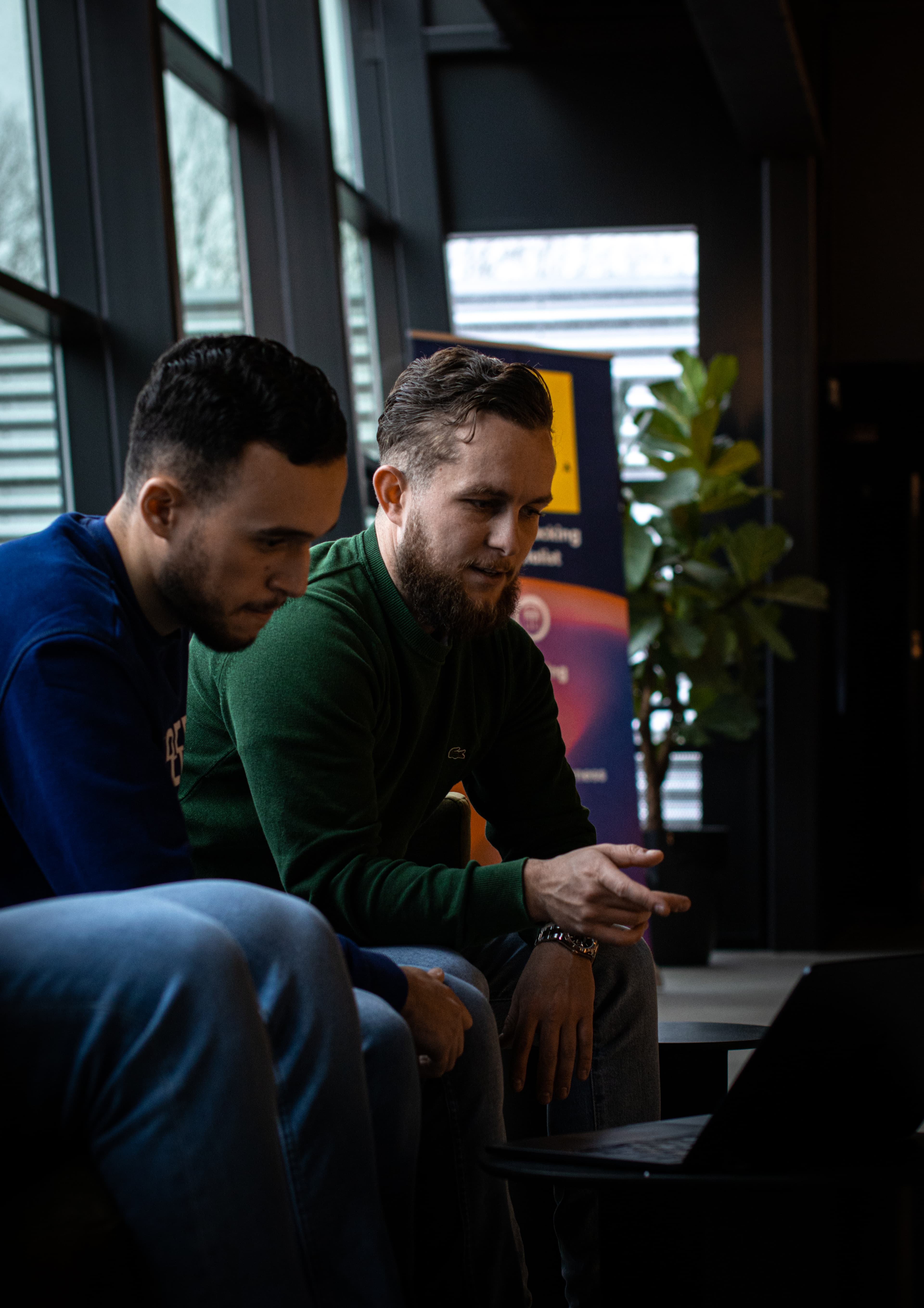 Ethisch hackers van Tozetta bespreken de aanpak van een social engineering opdracht